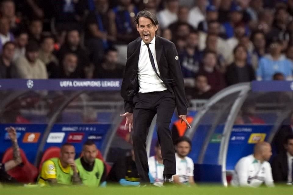 Simone Inzaghi, estratega del Inter, reclamando fuerte una decisión arbitral.