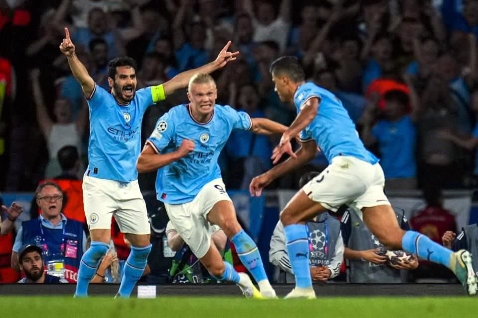 Ilkay Gündogan y Erling Haaland reaccionan tras el gol de Rodri.