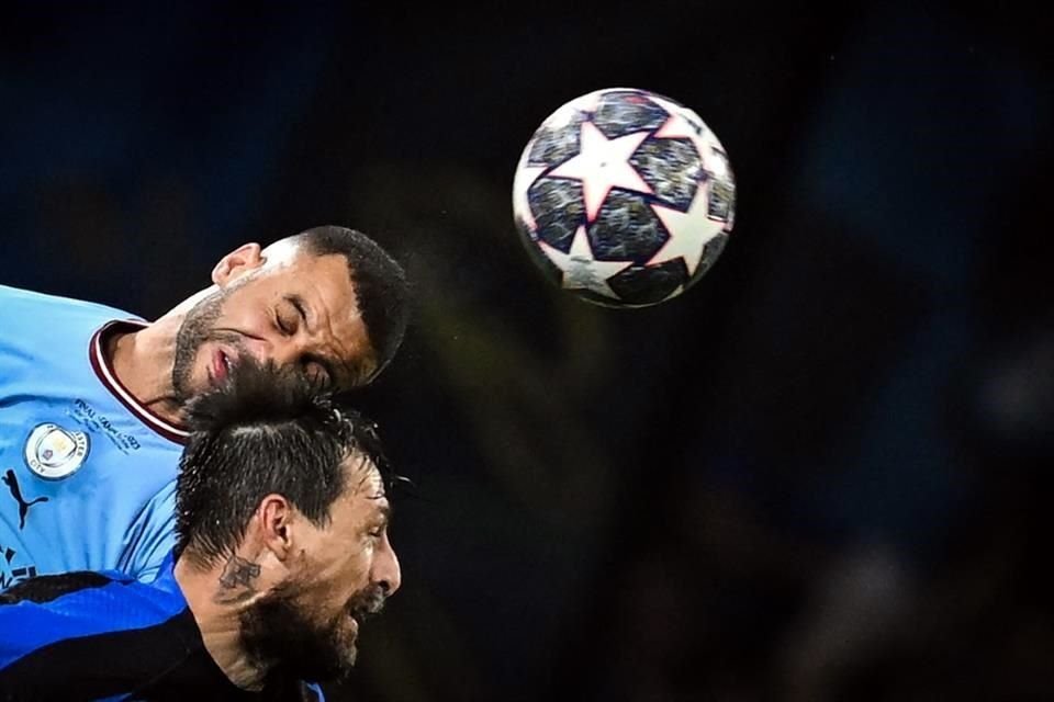 Kyle Walker y Francesco Acerbi protagonizan este intenso choque por el balón.