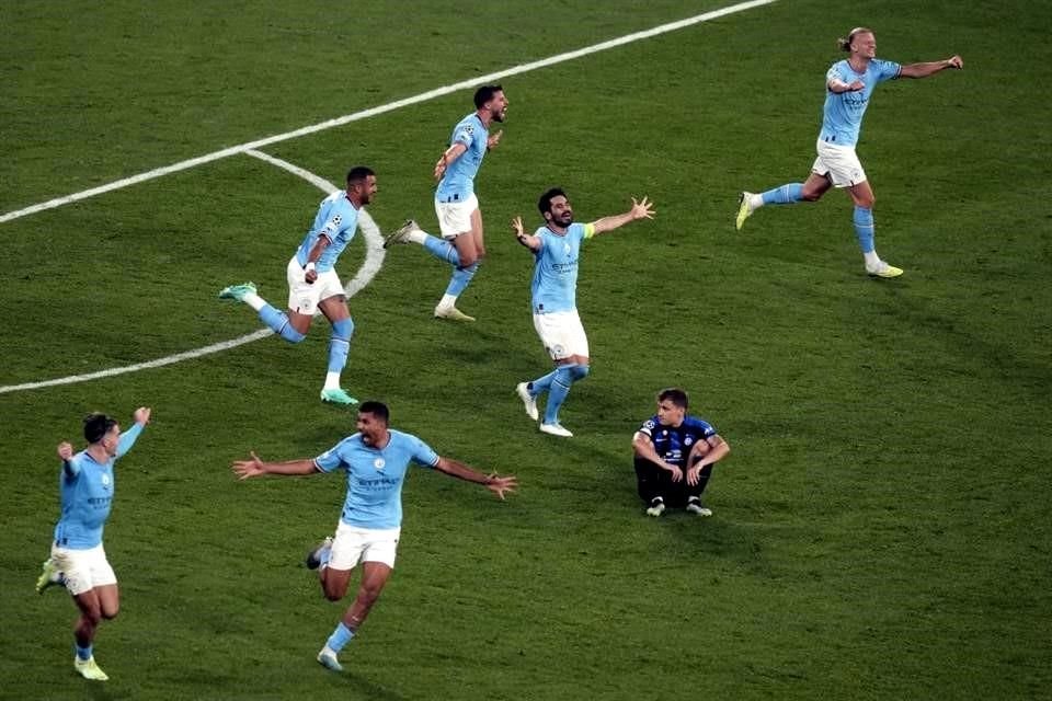 La celebración del plantel del City tras el silbatazo final.