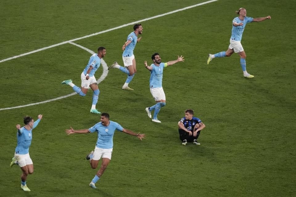 La celebración en el campo de juego.