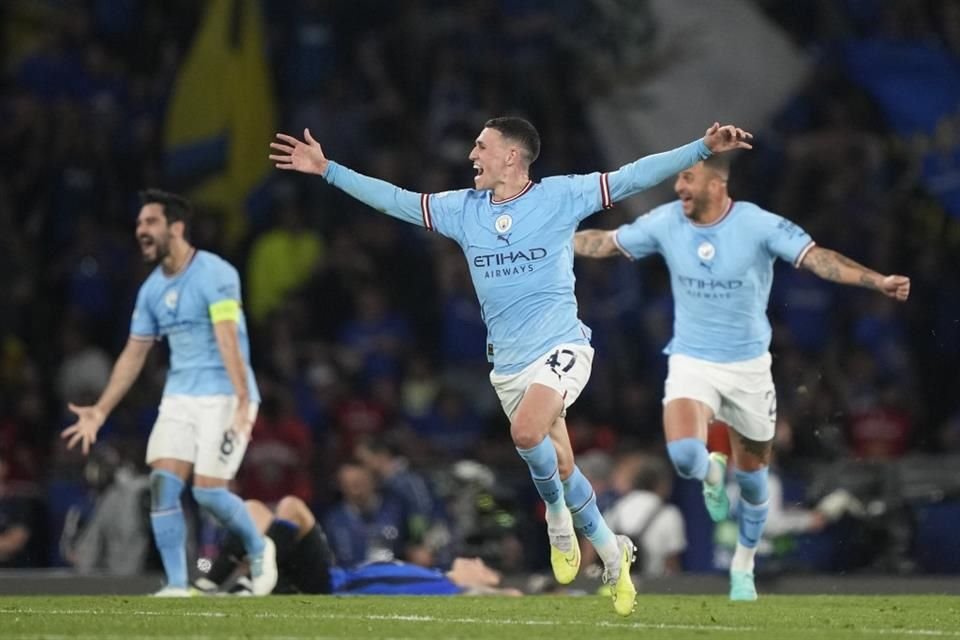 Phil Foden con los brazos abiertos al triunfo.