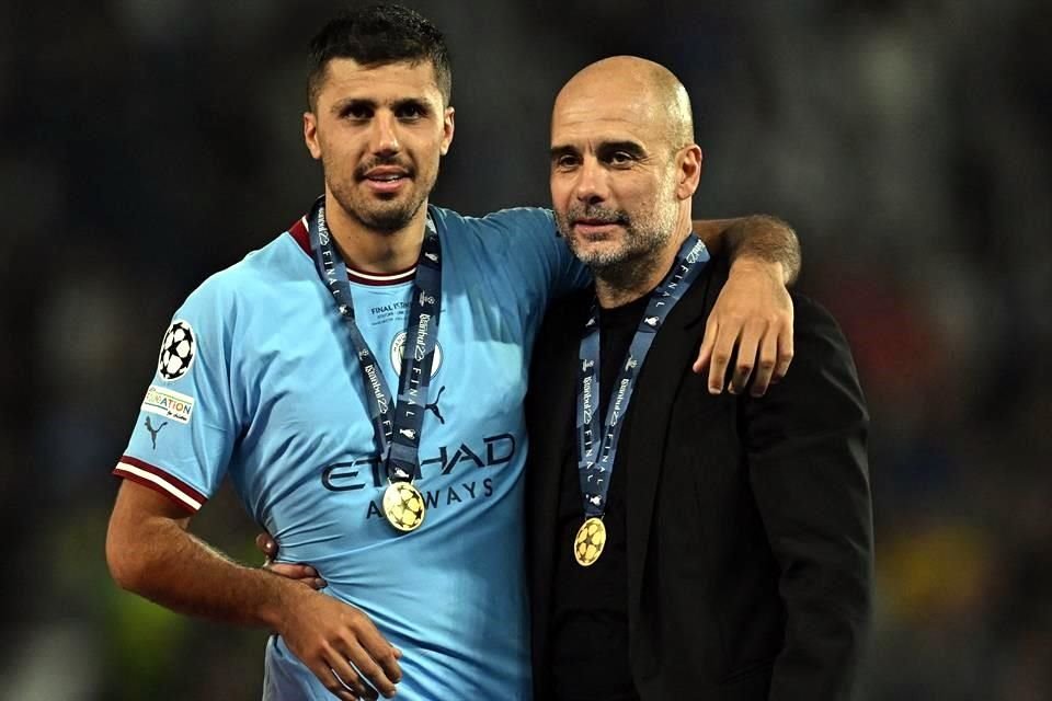 Rodri, el hombre del gol del título, junto a su entrenador Pep Guardiola.