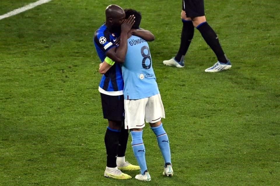 El abrazo post final entre Romelu Lukaku, del Inter, e Ilkay Gündogan, del City.