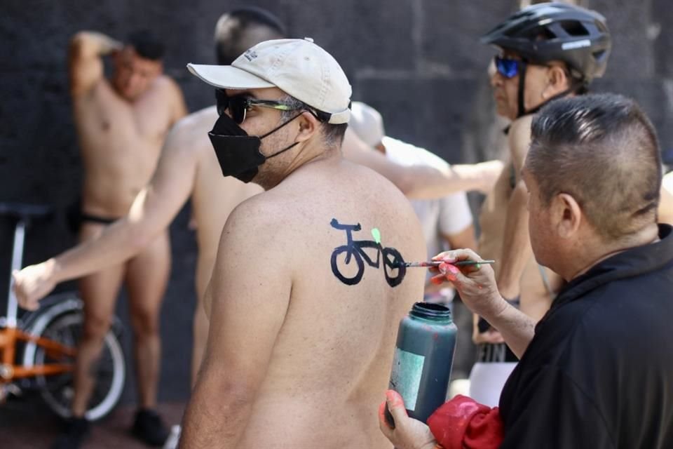 'Nos manifestamos sin ropa para darle visibilidad al ciclista, debido que en los accidentes viales los automovilistas dicen 'es que no los vi', pero ahora sin ropa sí nos ven', resaltó Octavio.