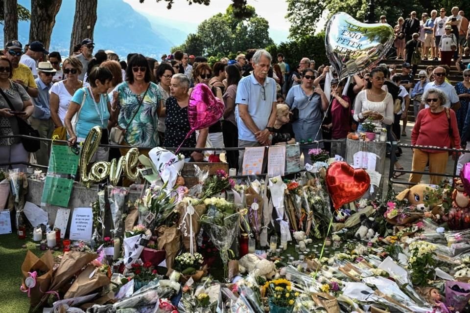 Miles de personas se reunieron en un parque de Annecy para mostrar su apoyo a víctimas de un ataque con arma blanca.