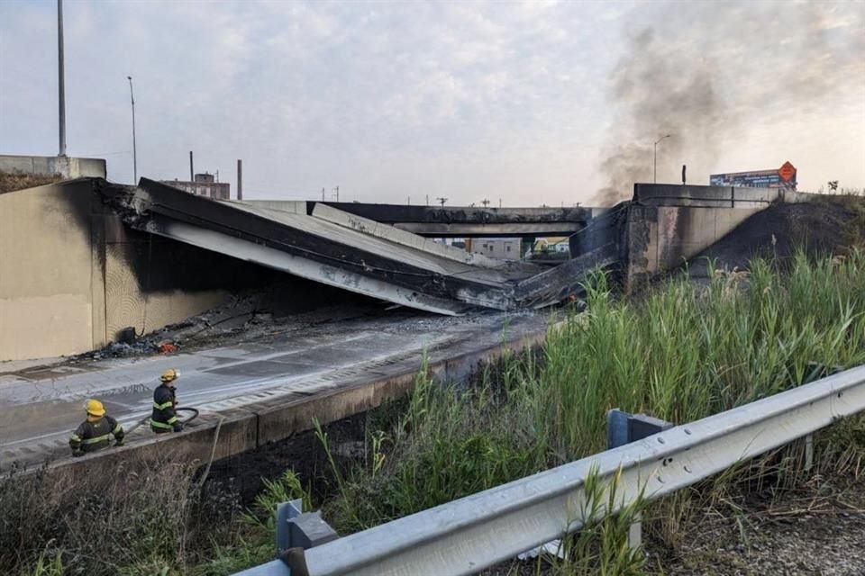 Un tramo elevado de la autopista interestatal 95 se derrumbó en Filadelfia.