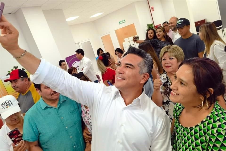 Alejandro Moreno, dirigente nacional del PRI, se toma fotos con liderazgos priistas de Saltillo.