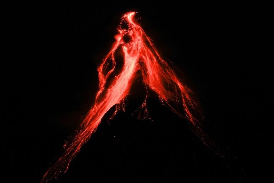 El Monte Mayón escupe emisiones incandescentes por su ladera.