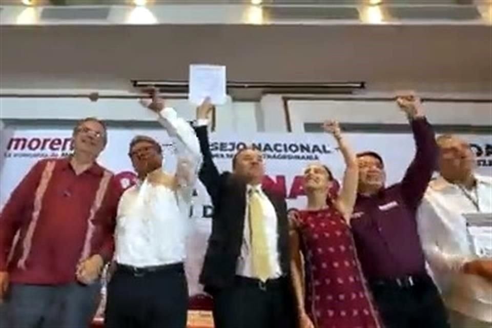 Durazo, Delgado y los cuatro de los aspirantes presidenciales durante la sesión.