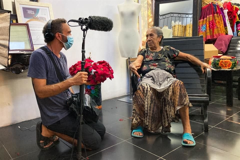 Grabación con la cantante Gloria Ordaz Toledo, en la comunidad de Ixtaltepec, Oaxaca.