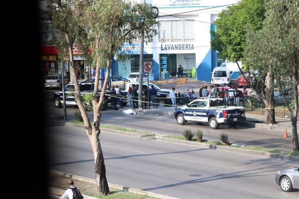 Familiares del conductor acudieron a la zona a reconocer el cadáver del hombre, quien presuntamente no portaban equipo de seguridad.