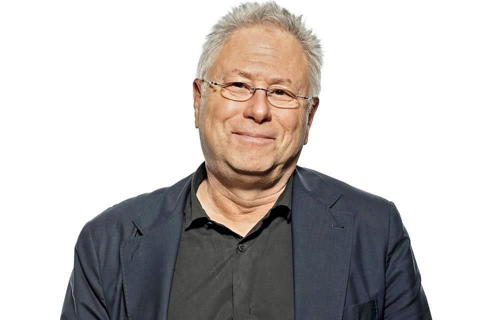 Ganador del EGOT y compositor de un sinnúmero de filmes de Disney, incluyendo 'La Sirenita', Alan Menken abraza su legado.