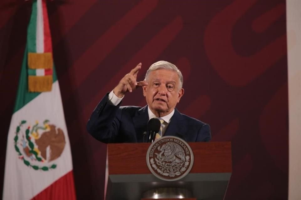 El Presidente en conferencia de prensa.