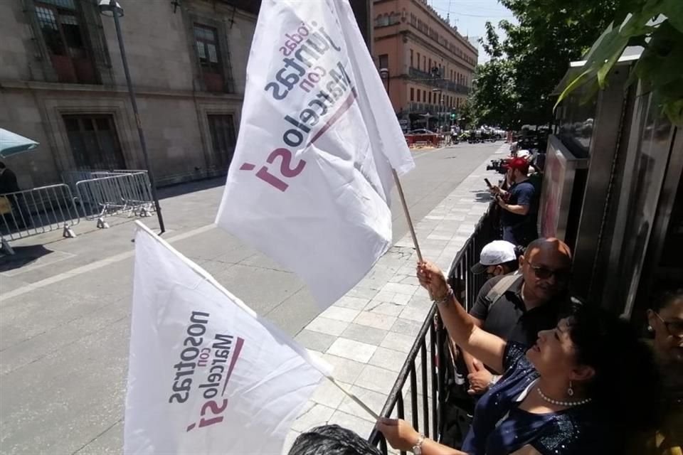 Simpatizantes de Marcelo Ebrard a las afueras de Palacio Nacional.