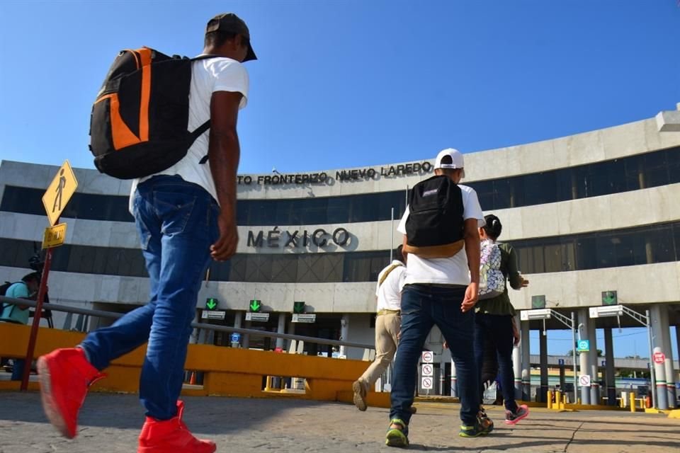 Solicitantes de asilo se encuentran varados en el cruce de Nuevo Laredo con Texas.