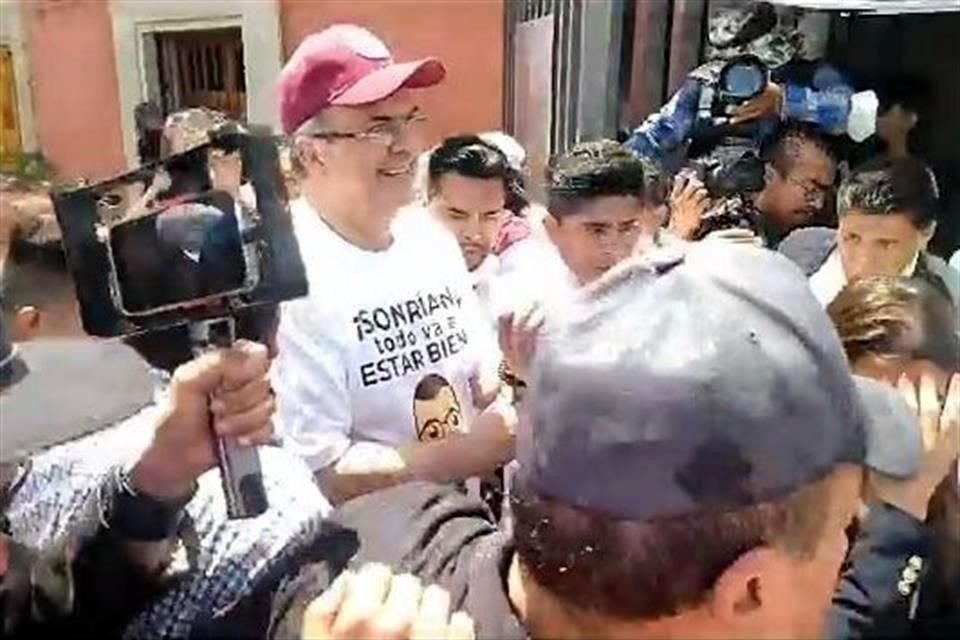 El ahora ex Canciller Marcelo Ebrard inició su caminata como primer acto de campaña interna en Morena desde Palacio Nacional.