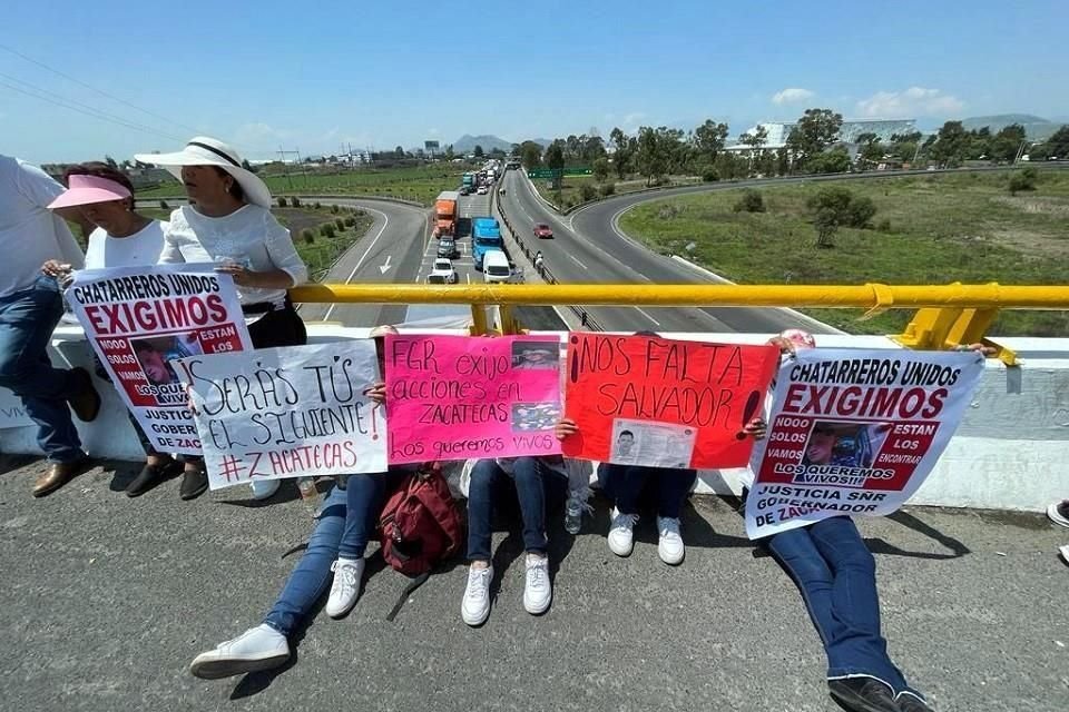 Integrantes de la Confederación Nacional de Industriales de Metales y Recicladores bloquearon durante 5 horas la carretera Toluca-Atlacomulco, a la altura del kilómetro 55, la mañana de este lunes.