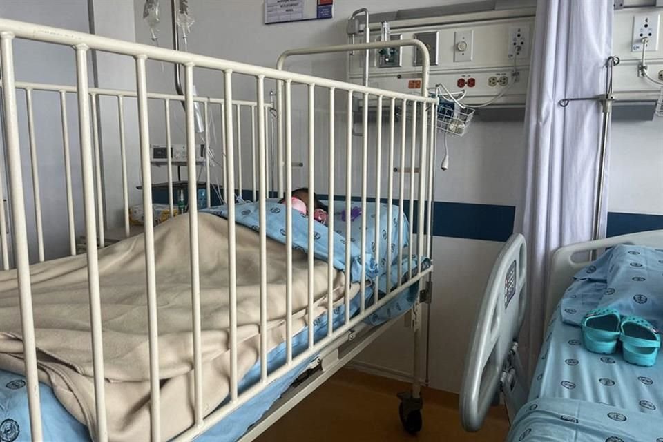 Uno de los cuatro niños colombianos rescatado en la Amazonia colombiana descansa en una cama de hospital en Bogotá, el 10 de junio.