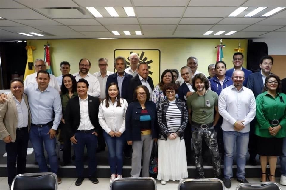 Miembros del Frente Cívico Nacional presentaron su propuesta de selección de candidato al PRD.