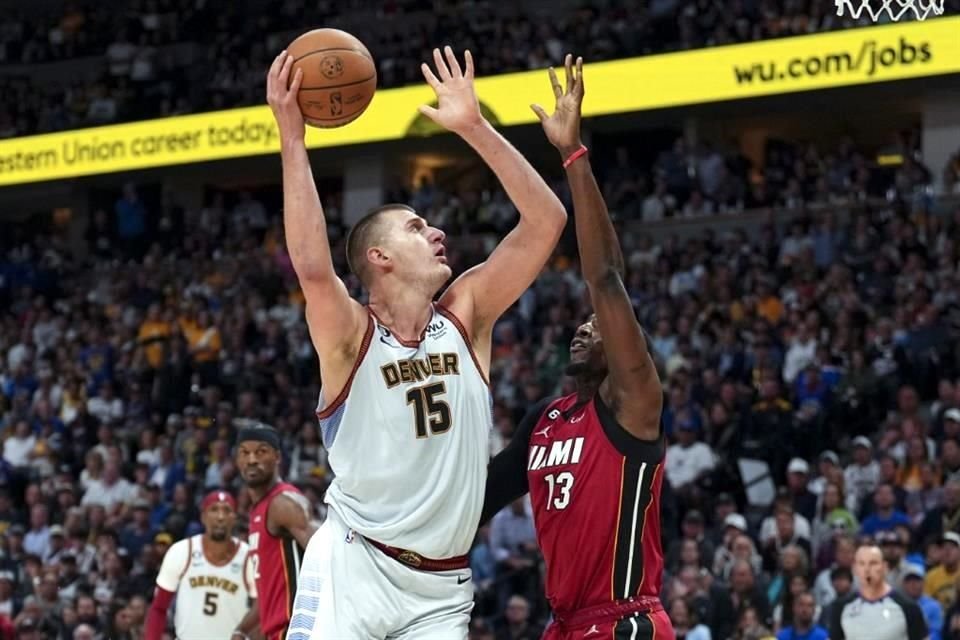 Jokic terminó el partido con 28 puntos.