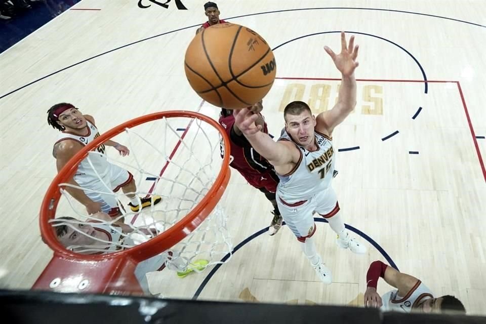 Comandados por Nikola Jokic, que logró 28 puntos y 16 rebotes, los Nuggets aprovecharon la primera de las tres oportunidades que tenían para cerrar las Finales.