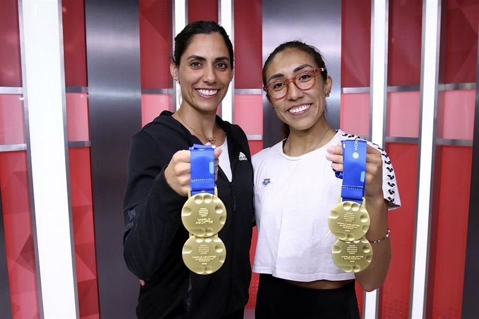 Nuria Diosdado y Joana Jiménez presumiendo sus medallas obtenidas en la pasada Copa del Mundo de Egipto.