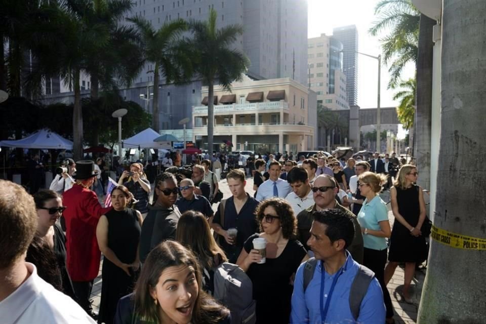 Periodistas hacen fila para ser admitidos dentro del Palacio de Justicia de los Estados Unidos.