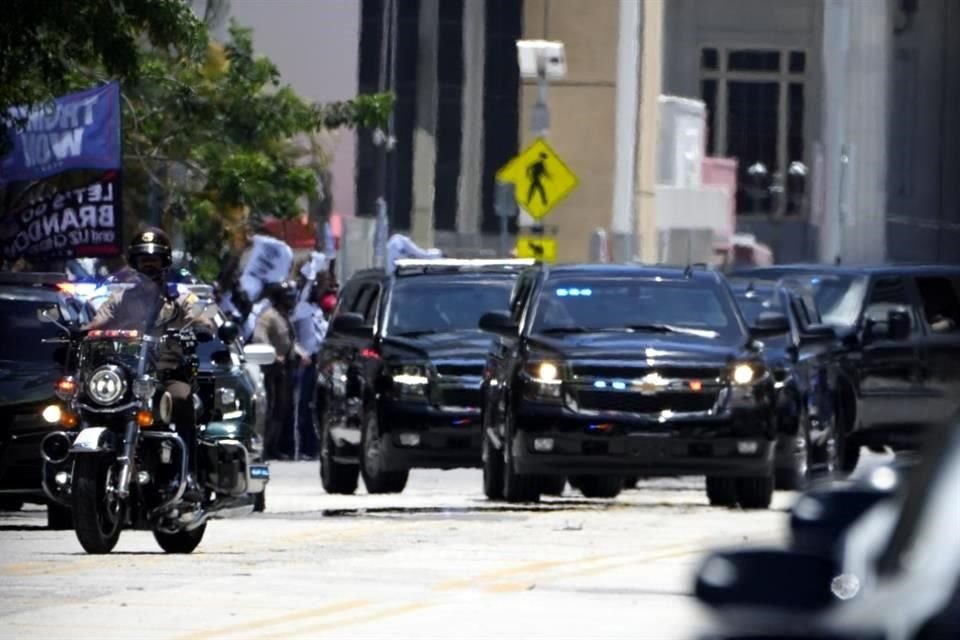 La caravana que transporta al ex Presidente Donald Trump llega a la corte de Miami.