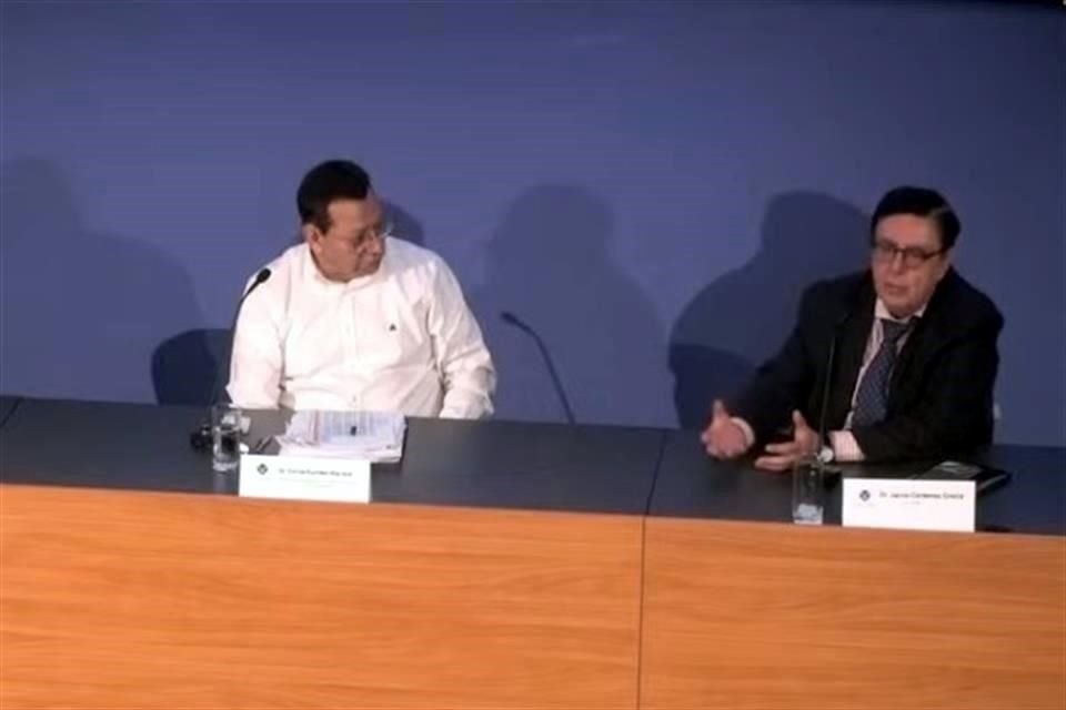 Cárdenas (extrema derecha) participó en una mesa redonda organizada por el Tribunal Electoral federal.