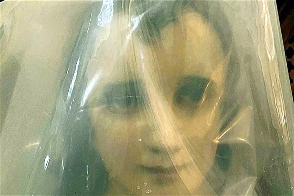 La restauradora Norma García aconseja cubrir los objetos con telas ligeras de algodón o con plástico ligero.