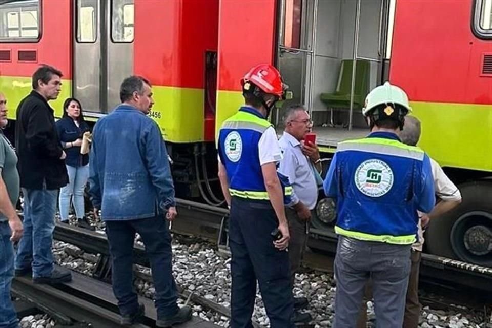 Un tren golpeó un aparato de cambio de vías en la zona de Pantitlán, por lo trabajaron para reemplazarlo.