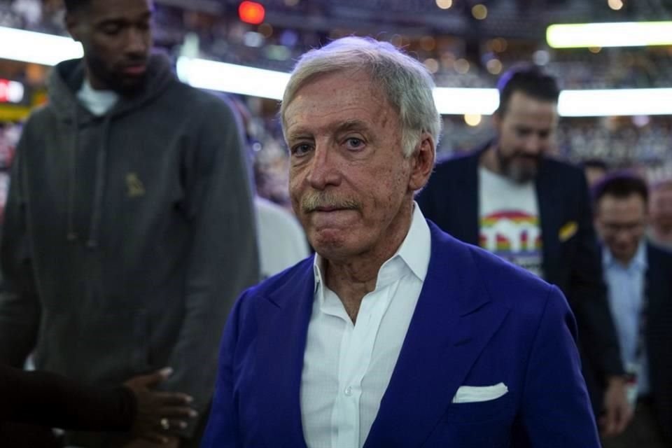 Stan Kroenke está feliz por el logro de sus Nuggets.