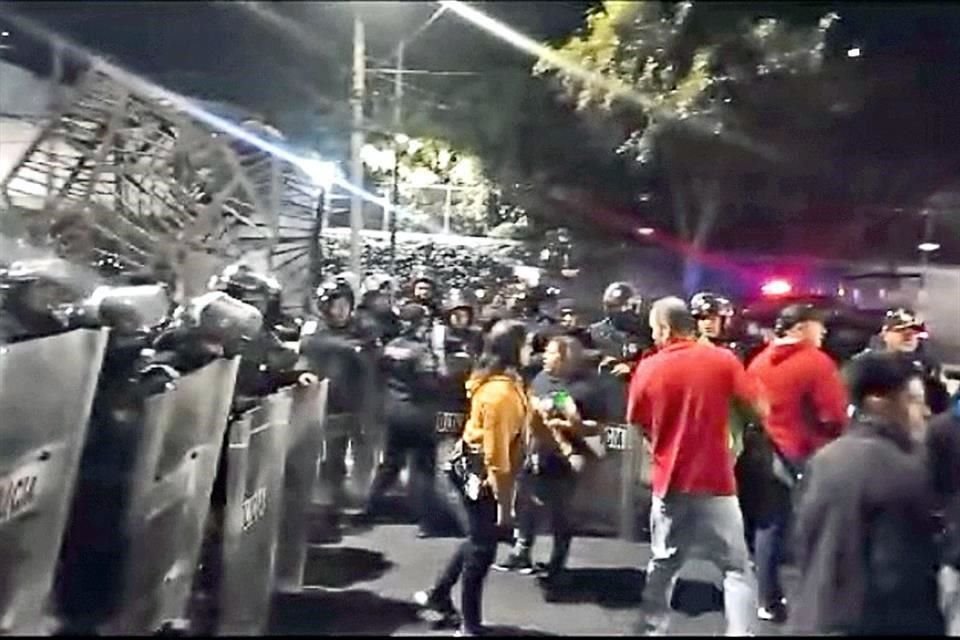 La protesta de comerciantes establecidos fue frenada por la SSC en la Colonia Toriello Guerra, en la Alcaldía Tlalpan.