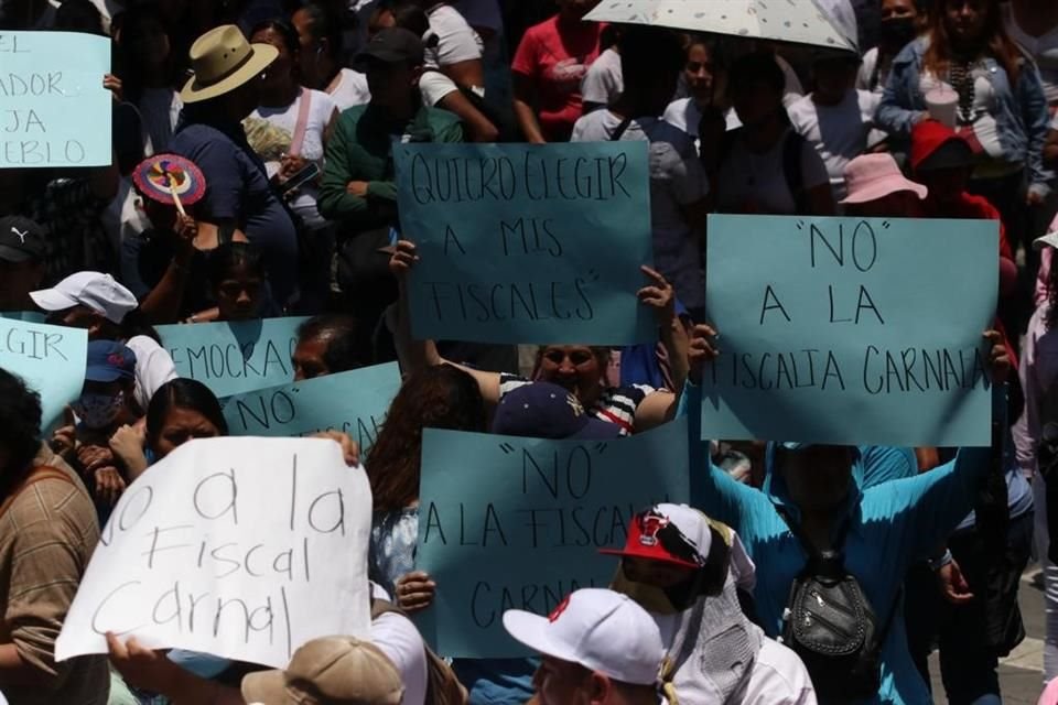 Tras la manifestación en el Congreso local, los inconformes entregaron iniciativa que pretende la elección democrática y mediante el voto popular para la reelección de Ernestina Godoy.