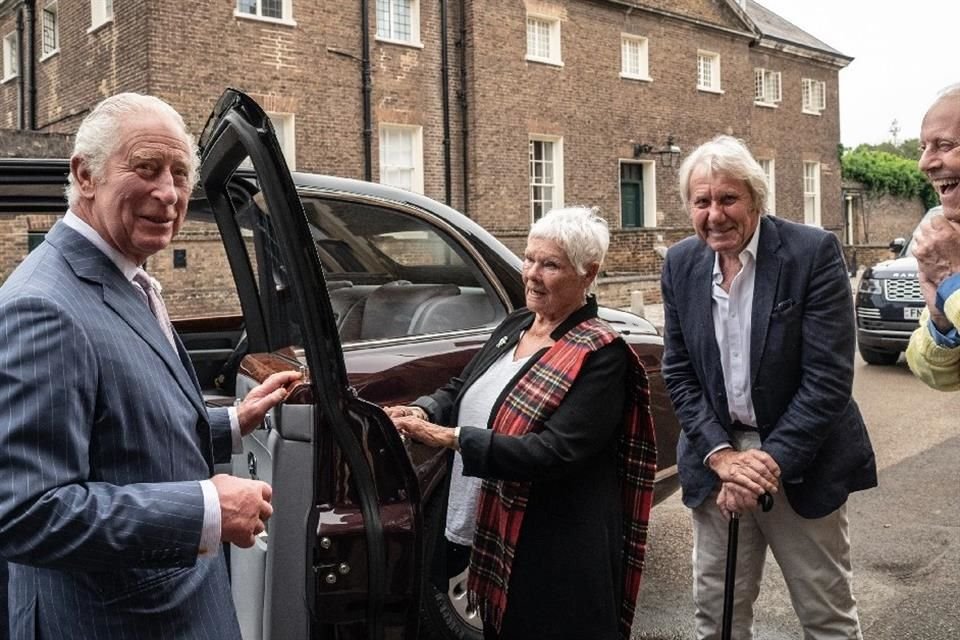 El Rey Carlos III, la Reina Camila y la actriz Judi Dench se reunieron en el Festival Literario en el Palacio de Hampton Court.