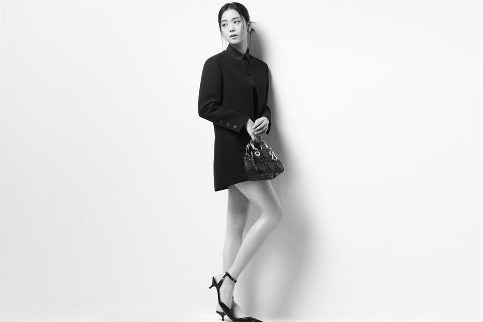 Dior compartió una serie de retratos que le hicieron a Jisoo, integrante del grupo BLACKPINK.