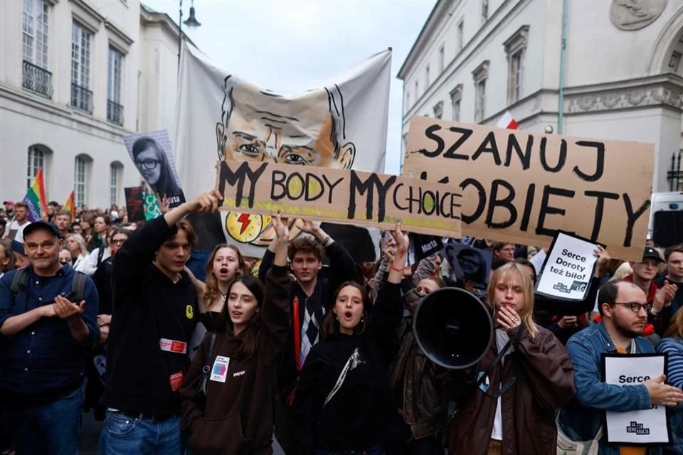 Manifestantes sostienen una pancarta que  dice 'Mi cuerpo, mi desición' en Varsovia.