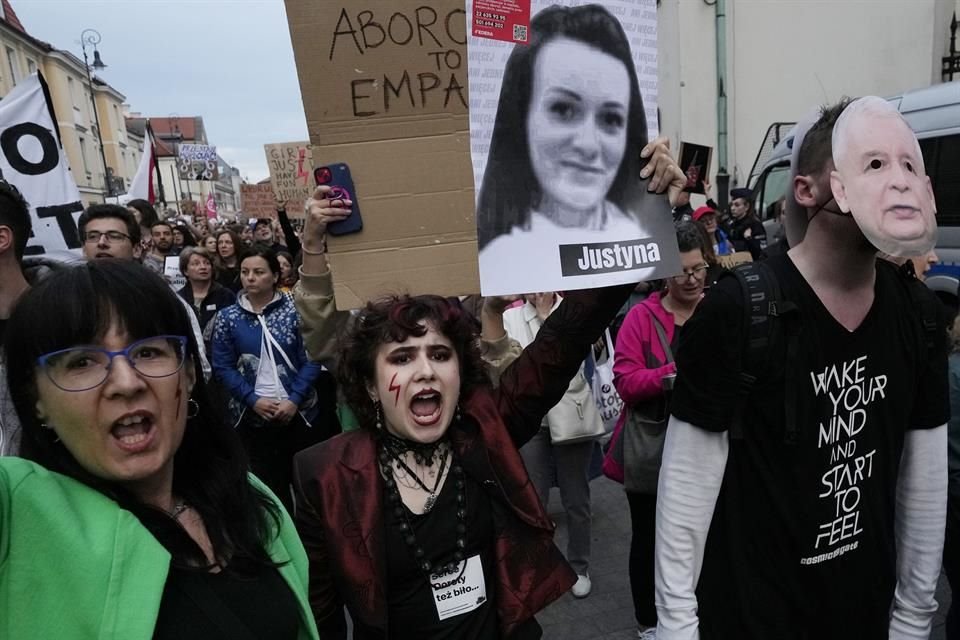 Mujeres y partidarios del aborto protestaron contra las estrictictas leyes por las calles de Varsovia, en Polonia.