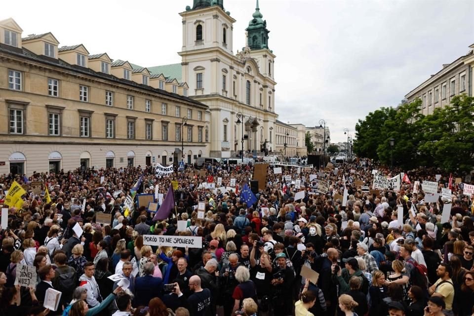 Una multitud protesta contra las leyes antiaborto bajo los lemas de 'ni una más' y 'dejen de matarnos'.