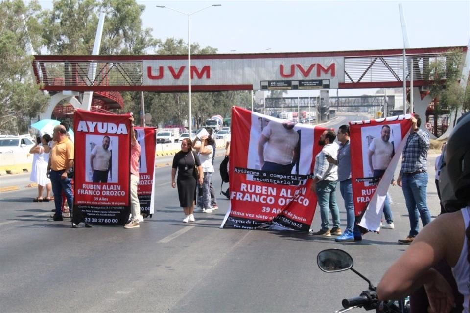 Por cerca de 10 minutos, compañeros de trabajo de Rubén Alain Franco Orozco, empleado del Poder Judicial Federal desaparecido desde el sábado, cerraron la circulación de Periférico en ambos sentidos.