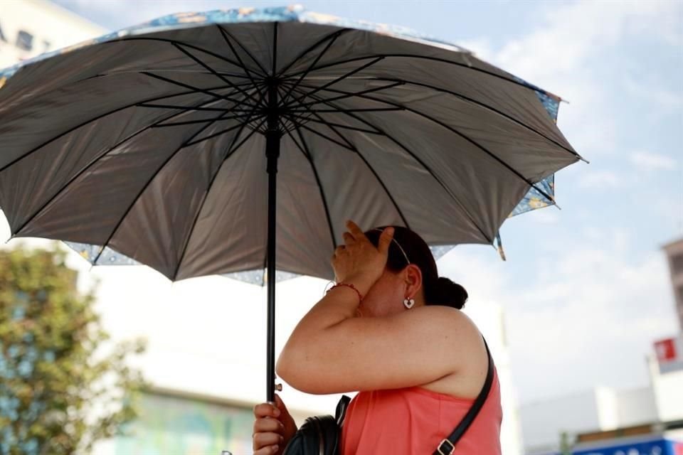 Autoridades recomiendan el uso de sombrillas y bloqueador solar.