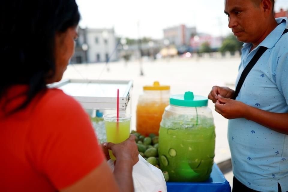 Ciudadanos sufren el alza de temperatura en el Área Metropolitana.