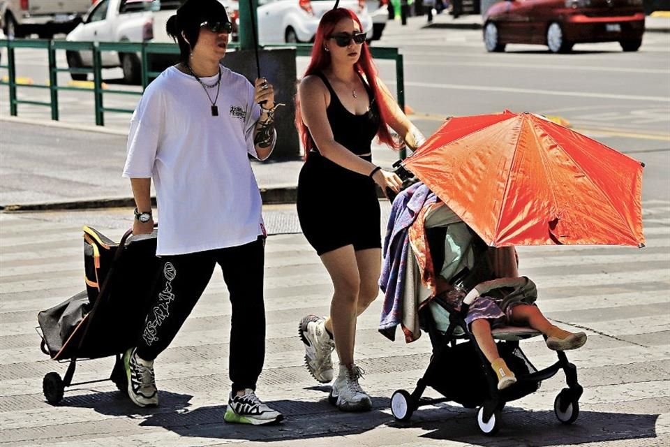 CDMX alcanzó temperatura máxima de 33.1 grados en estación UAM Iztapalapa, pero en algunas zonas termómetros comerciales marcaron 40 grados.