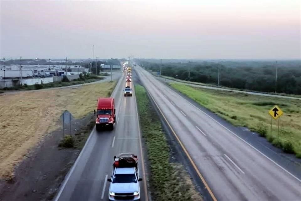 Guardia Tamaulipas y de fuerzas de seguridad Federal resguardaron el trayecto de una caravana de migrantes de 250 vehículos provenientes de EU y que cruzaron por Nuevo Laredo con destino a Querétaro.