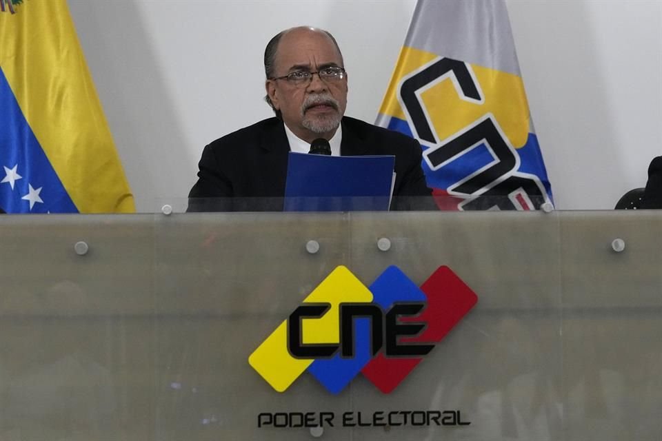 Pedro Calzadilla, presidente del Consejo Nacional Electoral anuncia la renuncia de miembros de la junta del consejo en Caracas, Venezuela.