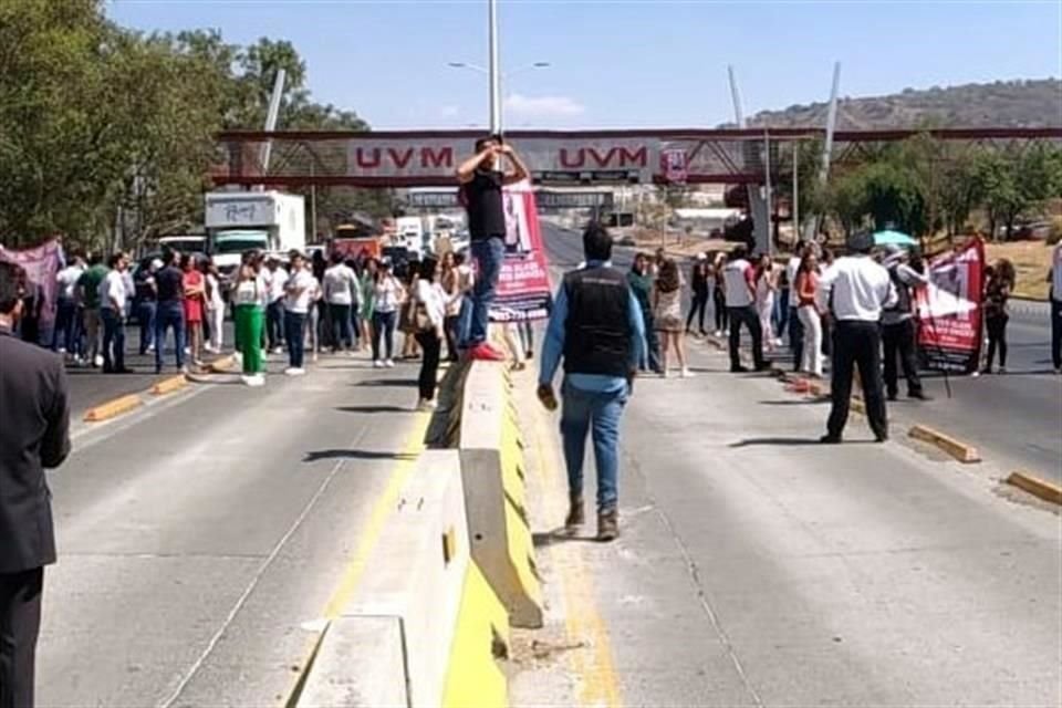 Empleados de Ciudad Judicial volvieron a bloquear por 10 minutos el Periférico, en protesta por la desaparición de Rubén Alain.