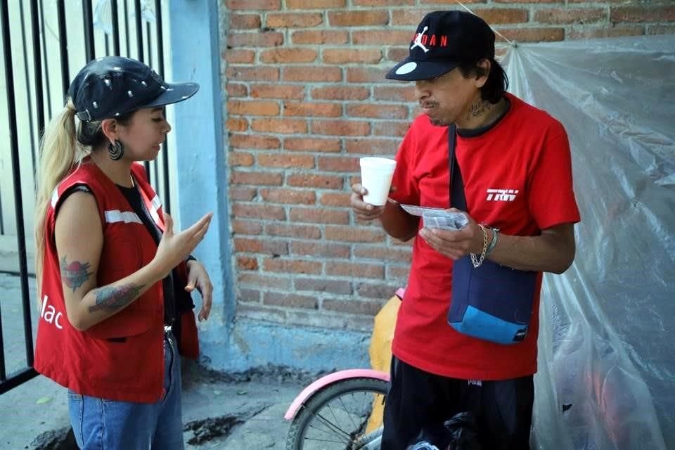 La organización El Caracol entregó ayer sueros, agua y a guías de lugares donde pueden llamar o acudir en caso de algún golpe de calor.