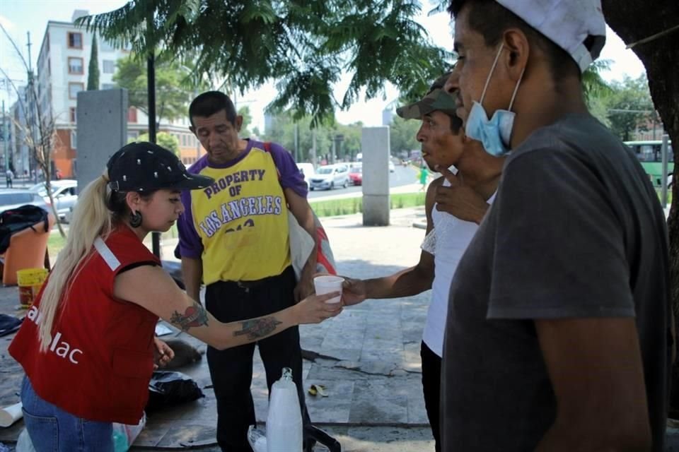 Miembros de la asociación civil El Caracol realizaron la primera jornada de hidratación en comunidades de personas en situación de calle.