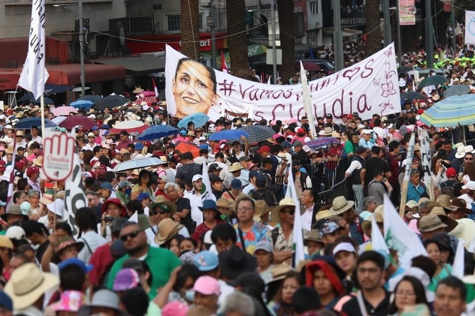 Miles de simpatizantes acudieron a la cita en el Monumento a la Revolución.